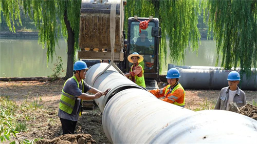 高温下的供水管网迁改，助力市区快速路三期工程建设